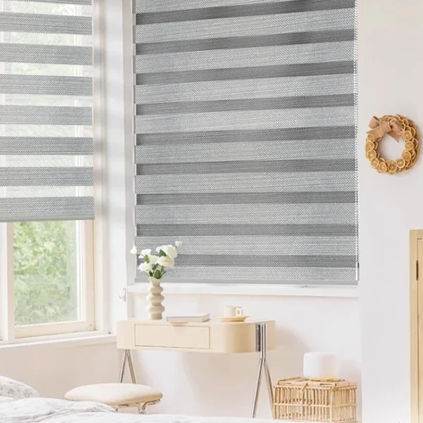 Stores gris à bandes alternées dans un intérieur lumineux.